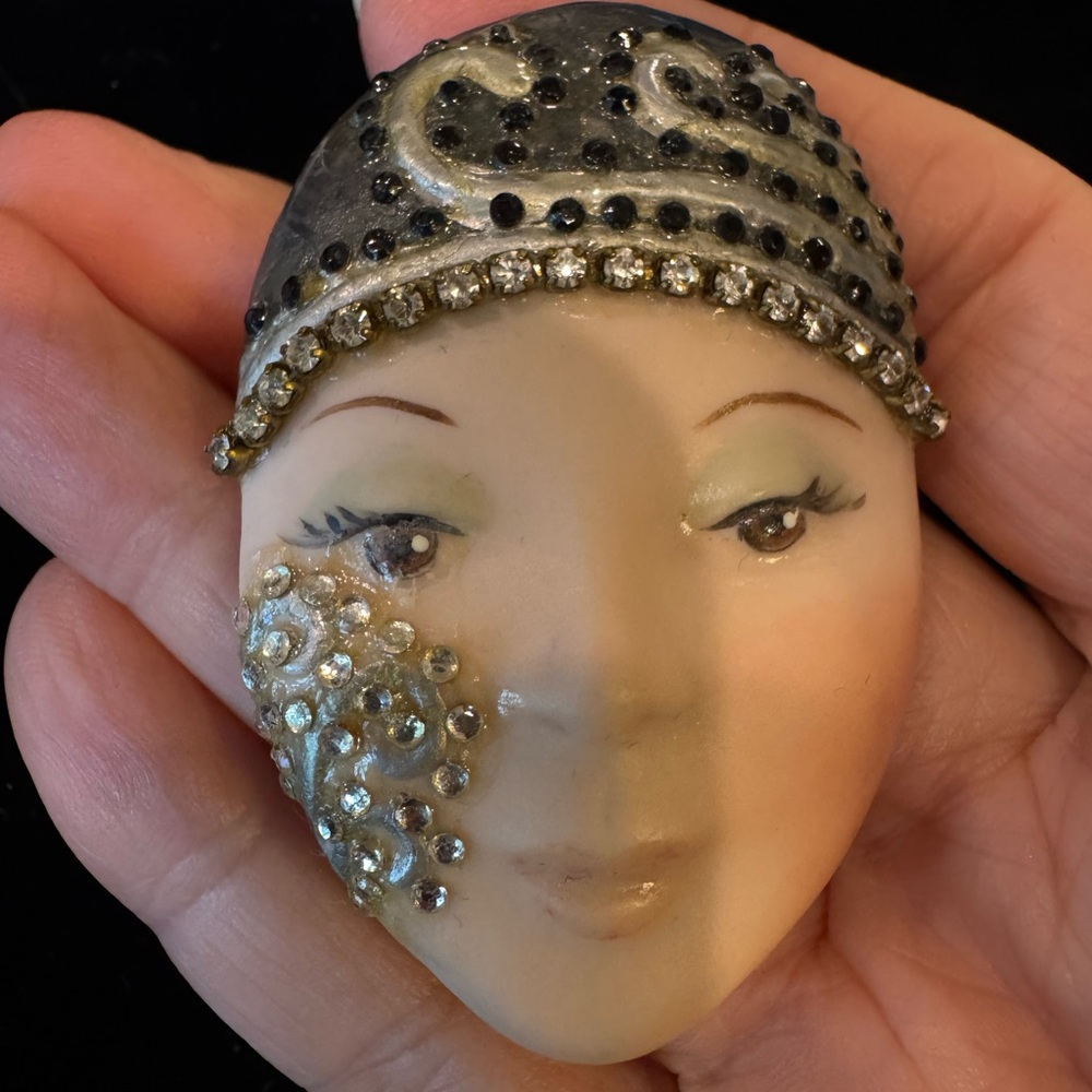 Vintage Hand Painted and Signed Porcelain Flapper‎ Girl Face Brooch - Picture 2 of 5